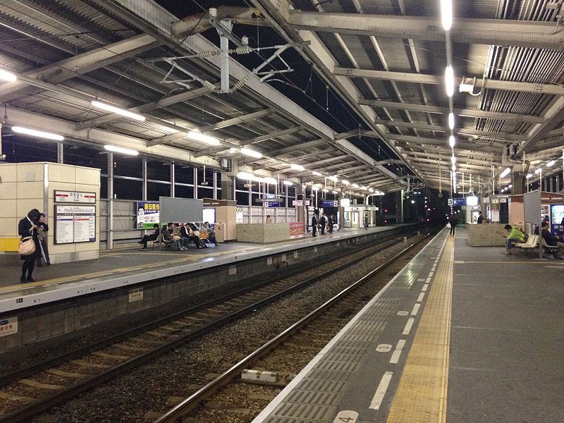 File:Platform of Ohashi Station (Fukuoka) at night 20141031.JPG