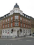 Tenement house with restaurant, in a corner and in a closed area