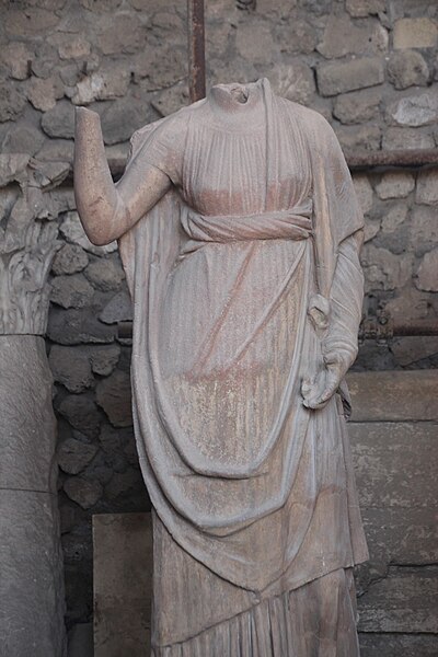 File:Pompeii statue (23853062670).jpg