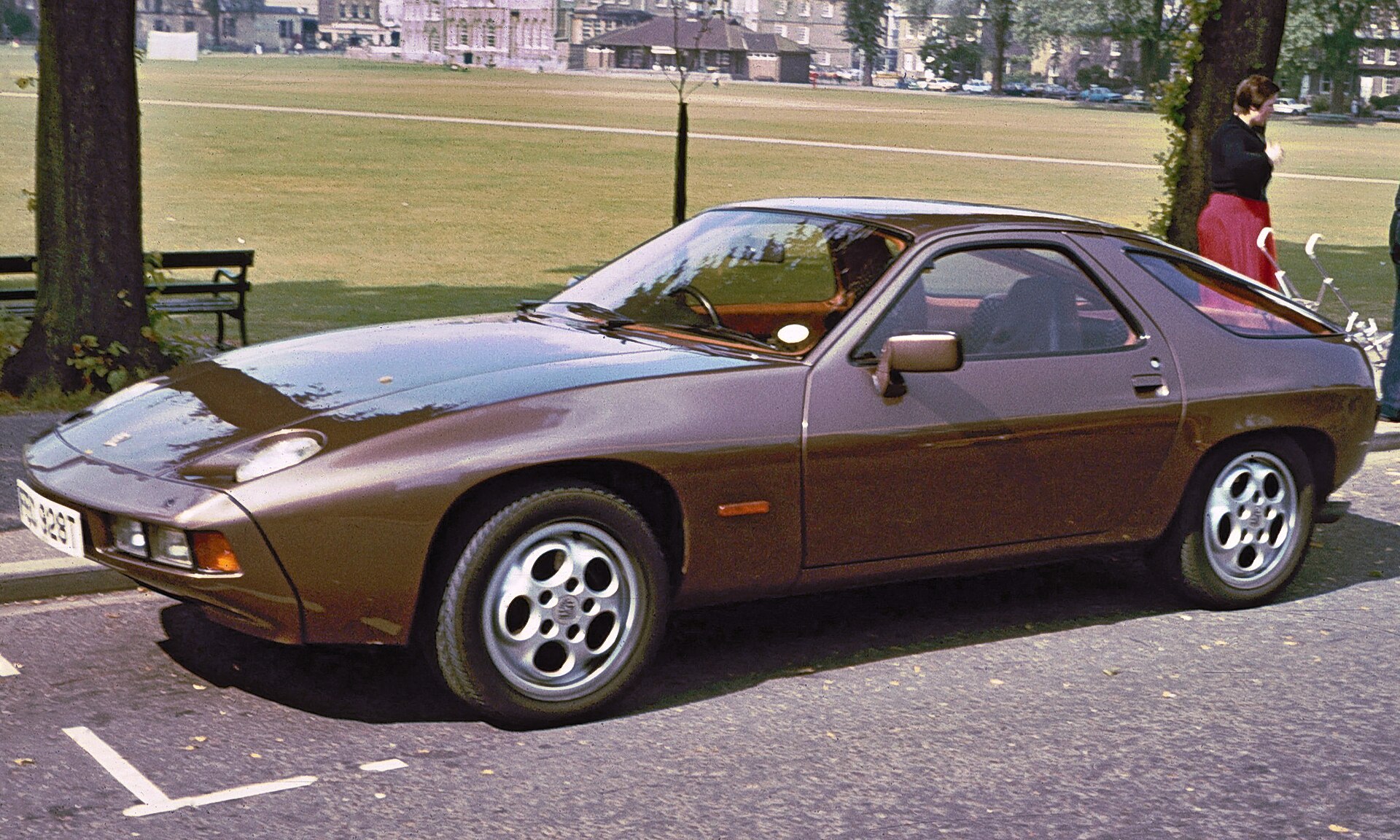 1920px Porsche_928_Parkers_Piece