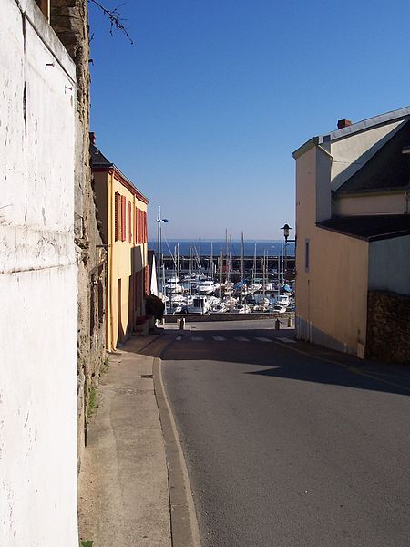 File:Port-Tudy (Groix) depuis la rue.jpg