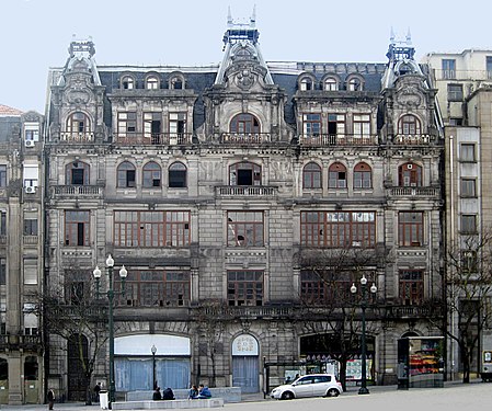 Closed shops in abandoned building in Avenida dos Aliados - Porto (Portugal)