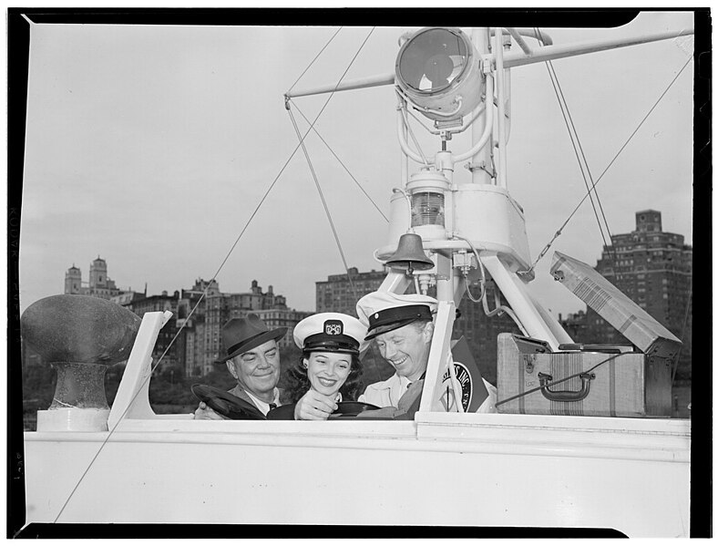 File:Portrait of Cliff Edwards, Betty Brewer, and Frank Raye on the yacht Ukelele Lady, Hudson River, N.Y., ca. June 1947 (LOC).jpg