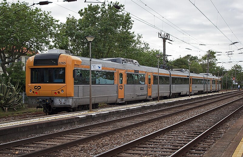 File:Portuguese Railways 2265 EMU at Granja Train Station 2.jpg