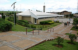 Het centrale plein met de katholieke kerk Nossa Senhora Abadia in Icém