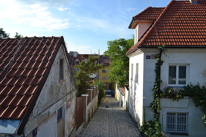 File:Praha, Břevnov, Tejnka, U Dvora.JPG