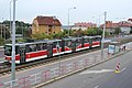 Čeština: Vůz tramvaje evidenční číslo 9075 v zastávce Vychovatelna v pražské Zenklově ulici.