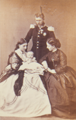 Thumbnail for File:Prince and Princess Leopold, with their son and Princess Marie of Hohenzollern-Sigmaringen (1866) - G &amp; A Overbeck, Düsseldorf.png