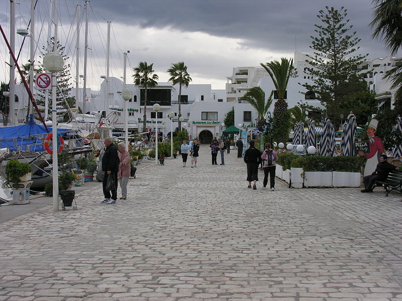 صورة:PromenadeInPortElKantaoui.JPG