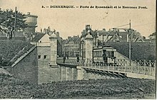 Les fortifications de Dunkerque subsistent jusqu'au début du XXe siècle.Ici la porte de Rosendaël, franchie par le tramway de Dunkerque peu avant la Première Guerre mondiale
