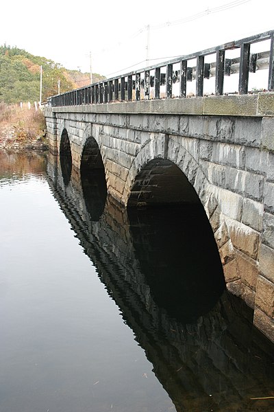 File:Quinepoxet River Bridge.jpg