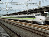 Shinkansen seri 0 dengan corak baru JR-West "Kodama" di Stasiun Higashi-Hiroshima pada layanan Kodama Sanyo Shinkansen, Juli 2003