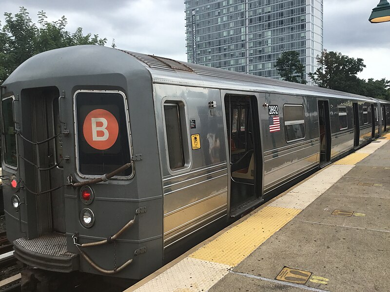 File:R68 B Train Sheepshead Bay.jpg