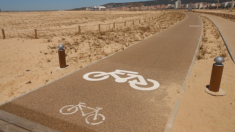 File:Radweg am Strand von Figueira da Foz.jpg