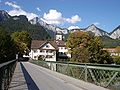 Schlosshotel Adler, im Hintergrund Kirchturmspitze Tamins und Kunkelspass