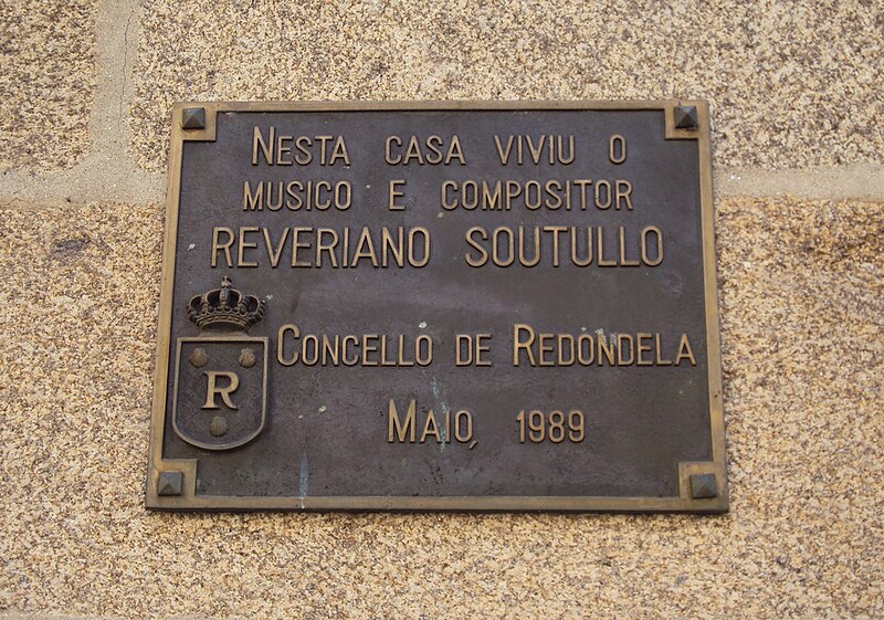 File:Reveriano Soutullo Otero, placa en Redondela.jpg