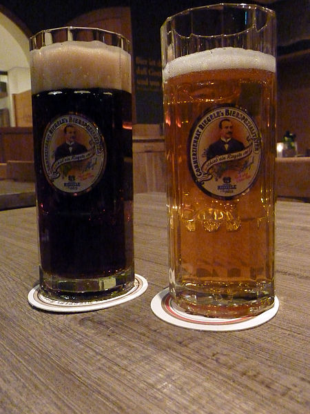 File:Riegele Bockbier hell und dunkel.jpg