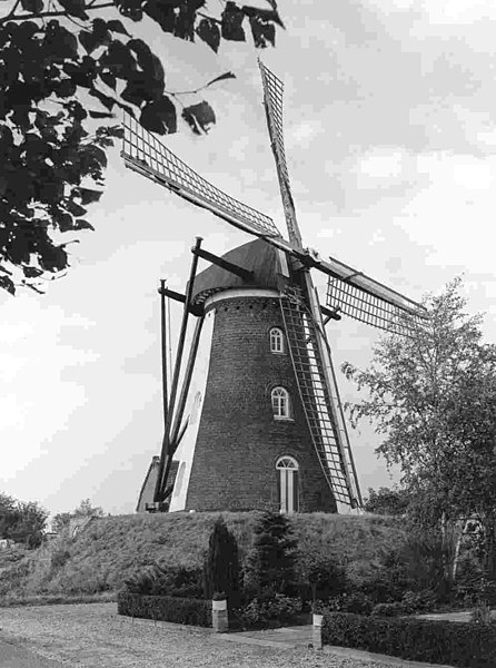 File:Ronde stenen beltmolen schuin van opzij gefotografeerd - AMR Molenfoto - 20541981 - RCE.jpg