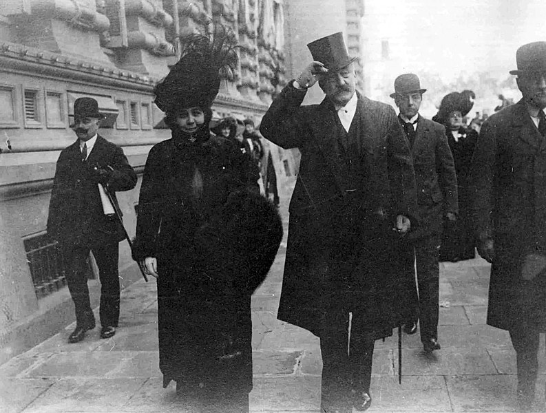 File:Roque Saenz Peña visitando el Concejo Nacional de Educación, 1911.jpg