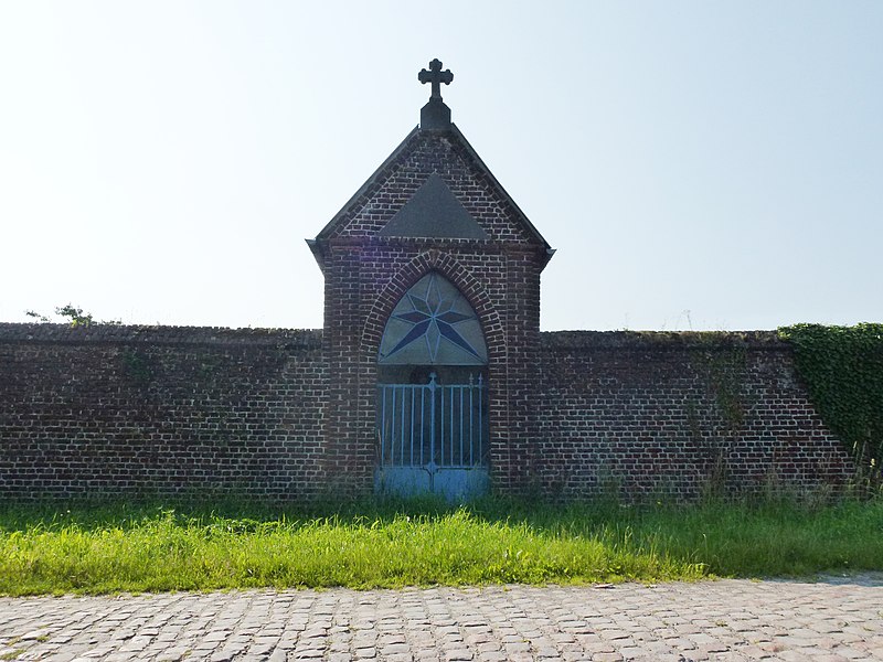 File:Rosult (Nord, Fr) oratoire dans un mur.JPG