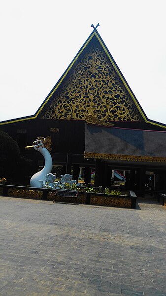 File:Rumah adat Jambi @ Anjungan Jambi, Taman Mini Indonesia Indah - Jakarta (20-08-2019) 01.jpg