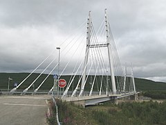 Kuvassa Utsjoen keskustassa sijaitseva Saamen silta ja valtatien 4 päätepiste.