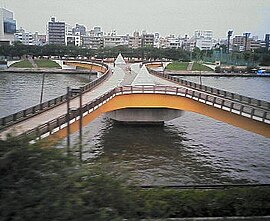 隅田川に架かる桜橋。人道橋で全体がX字になっているのが特徴。今戸と対岸の墨田区向島を結んでいる。（写真は墨田区側より撮影）
