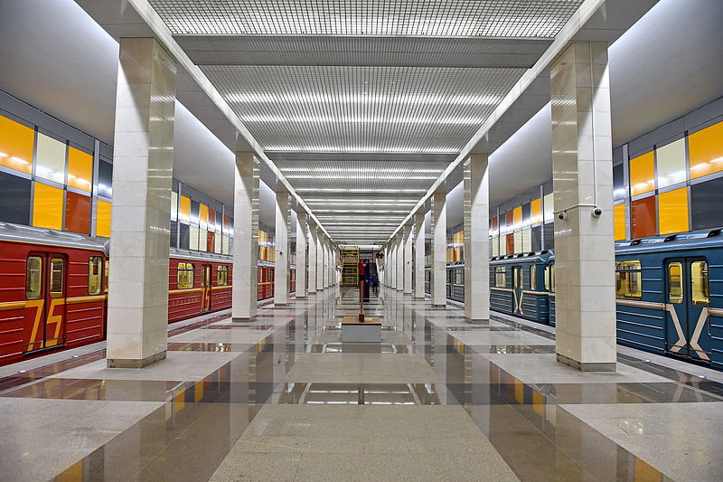 File:Salarievo station - hall with trains.jpg