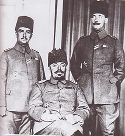 Osmanlı Üçüncü Ordu Komandiri Mehmed Vehib Paşan həkimi Salim Bəy və vəzifəli polkovnik Hüsrev Bey ilə birlikdə.