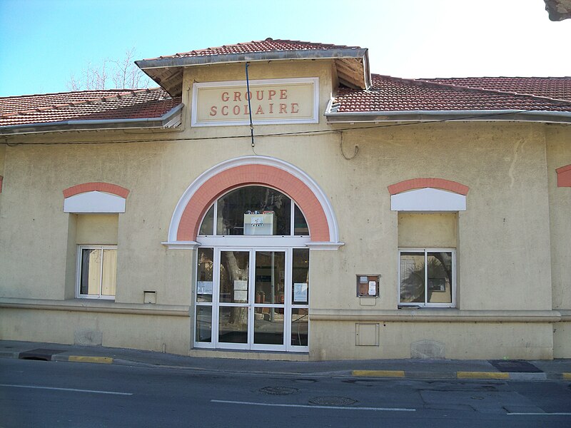 File:Salin-de-Giraud - groupe scolaire.jpg