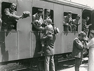 V1919 - Topic Officiel - Année 1919 317px-Saluto_dal_treno_dei_militari_alle_famiglie