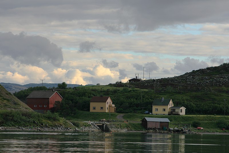 File:Samiske kunstner John Savios hjemplass ved Klokkerelvmunningen. - panoramio.jpg