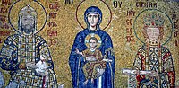 Мозаика Айя Софии Константинополя (современный Стамбул), изображающая Марию и Иисуса, в окружении Иоанна II Комнина (слева) и его жены Ирины Венгерской (справа), около 1118 г. н. э.