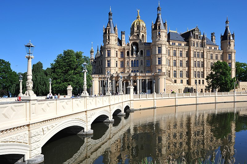 File:Schlossbruecke Schwerin 01 09.jpg