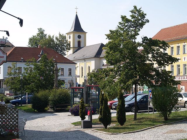 Blick vom Stadtplatz in Schrems auf die Kirche.