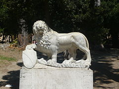 Statue de lion.