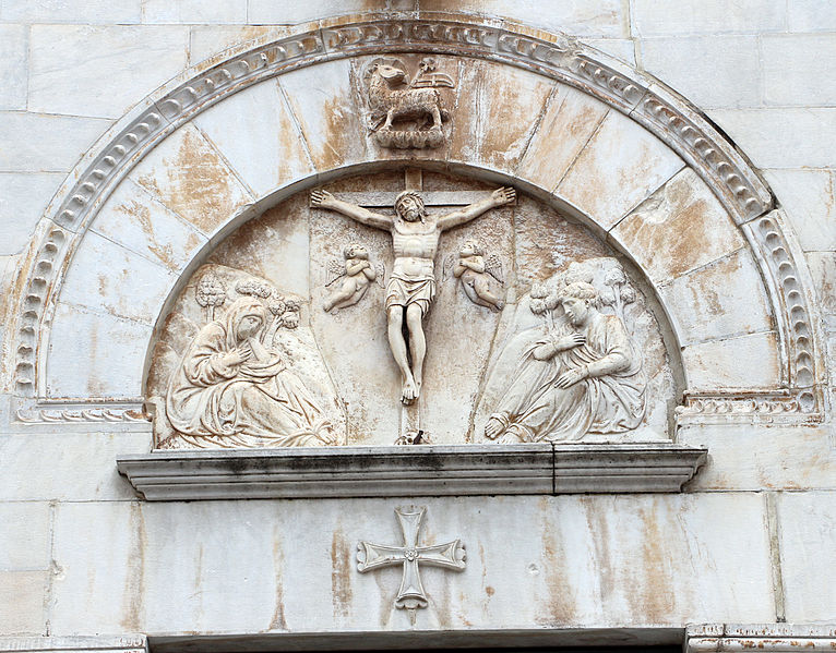 File:Scuola pisana, crocifssione sulla facciata del duomo di pietrasanta, XIV-XV secolo.JPG