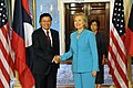 Bakan Clinton, Laos Dışişleri Bakanı Thongloun Sisoulith ile El Sıkıştı (4792021490) .jpg