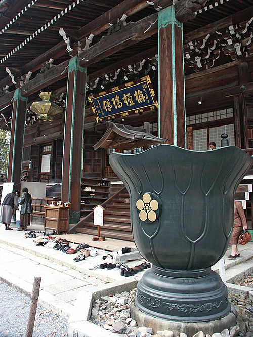 Seiryō-ji, a temple in Kyoto, was once a villa of Minamoto no Tōru (d. 895), a prominent member of the Saga Genji