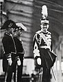 Hirohito sorride durante una parata militare nel 1935