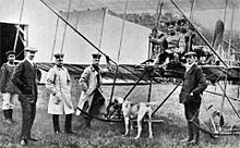 Der Fluglehrer Simon Brunnhuber (rechts) 1910 auf dem Flugplatz Döberitz bei der Ausbildung der ersten deutschen Militärpiloten auf einer Farman III