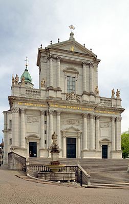 Huvudfasaden på katedralen St.  Urs och Victor
