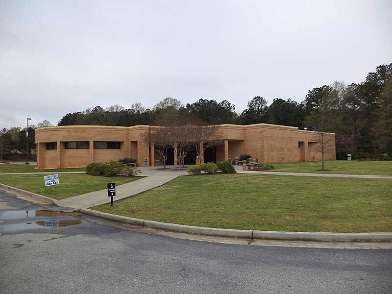 File:Southern Crescent Technical College front of 800 Building.JPG