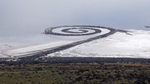 Spiral Jetty gan Robert Smithson o uwchben Rozel Point, canol Ebrill 2005