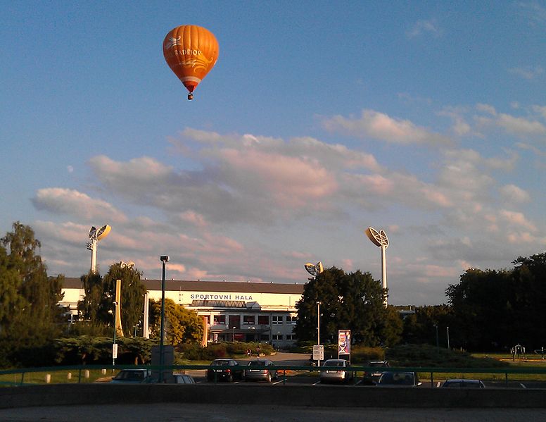 File:Sportovní hala Uherské Hradiště s letajícím balónem - Sports Hall with hot air balloon - panoramio.jpg