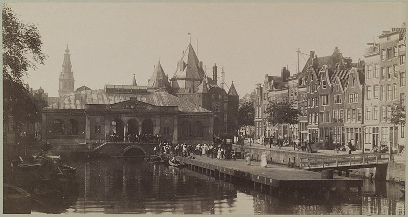 File:Stadsgezicht met waag en vismarkt bij water - Amsterdam - 20319134 - RCE.jpg