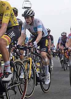 Jonas Vingegaard in de witte trui in de Tour de France 2021