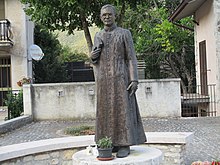 Statua bronzea di don Gaetano Tantalo a Villavallelonga