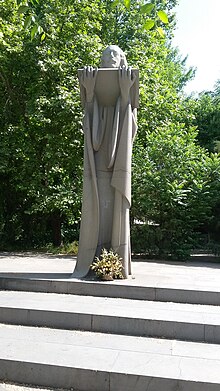 Statue of Armen Tigranyan, Yerevan 09.jpg