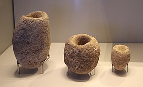 Mortiers en pierre provenant de Mallaha, Natoufien ancien. Musée d'Israël.